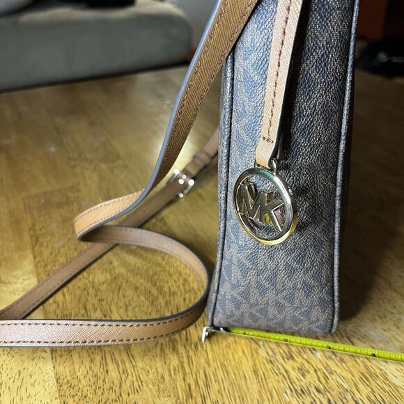 MICHAEL KORS Jet Set Travel Bag Messenger Crossbody Purse SIGNATURE MSRP $348 - Picture 3 of 9